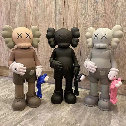 KAWS Figura Coleccionable sosteniendo un muñeco