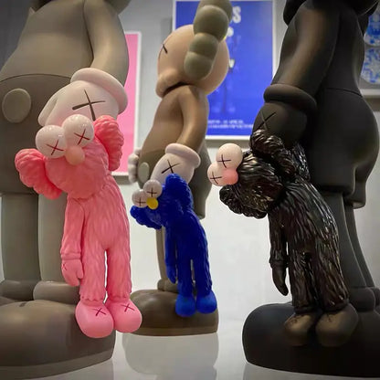 KAWS Figura Coleccionable sosteniendo un muñeco