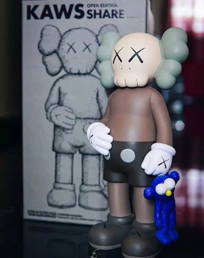 KAWS Figura Coleccionable sosteniendo un muñeco
