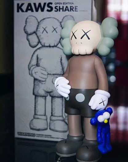 KAWS Figura Coleccionable sosteniendo un muñeco