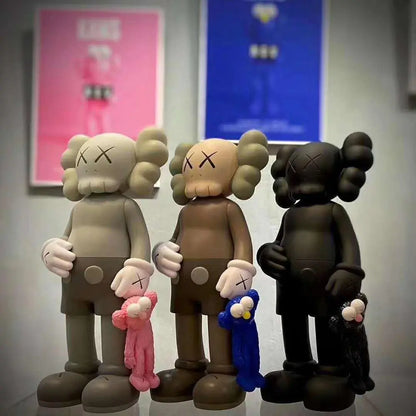 KAWS Figura Coleccionable sosteniendo un muñeco